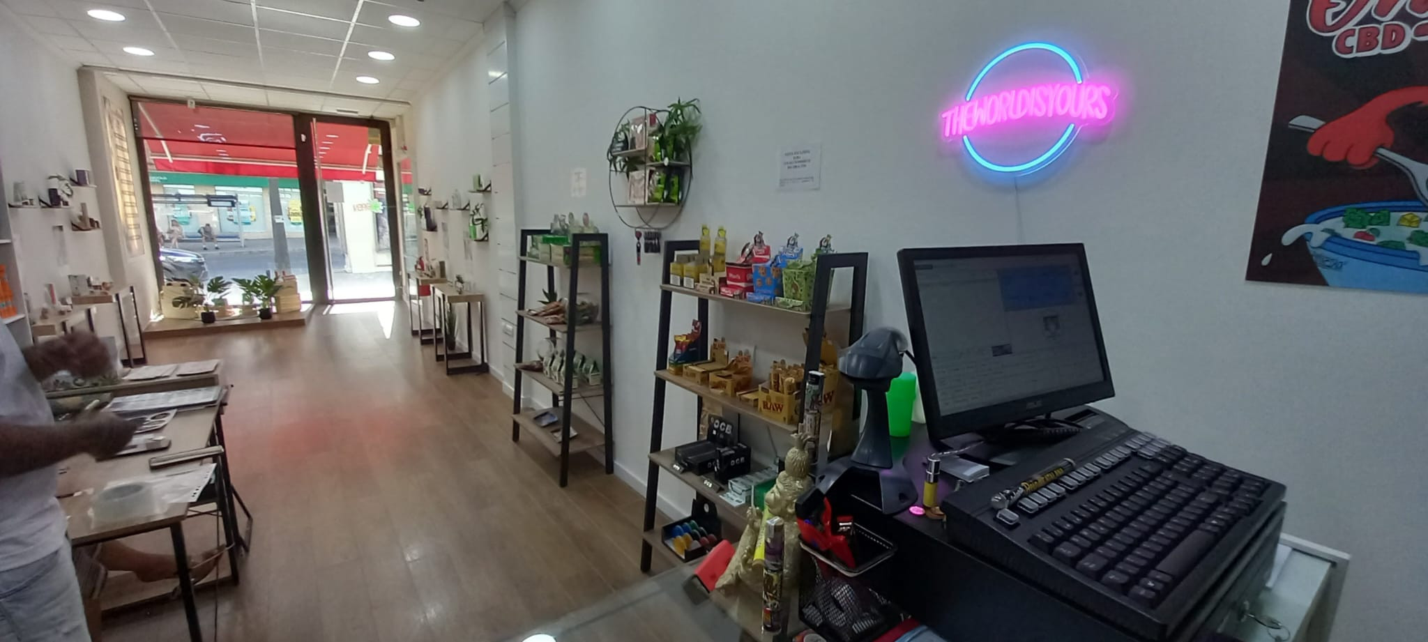 ¡Instalamos nuestro TPV en una tienda de CBD y descubrimos que no sabíamos tanto de “plantas medicinales”!
